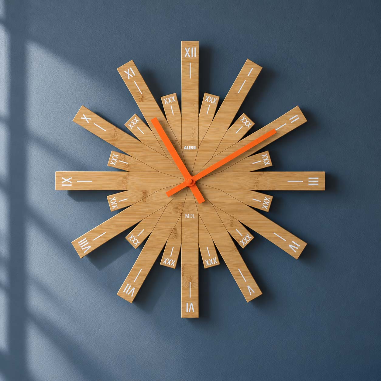 Orologi da parete del catalogo in finiture chiare, scure e colorate