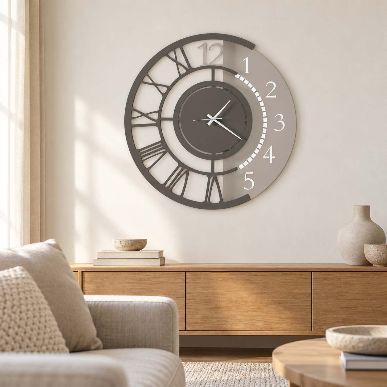 Quadrante di un orologio da parete con numeri e lancette distinguibili