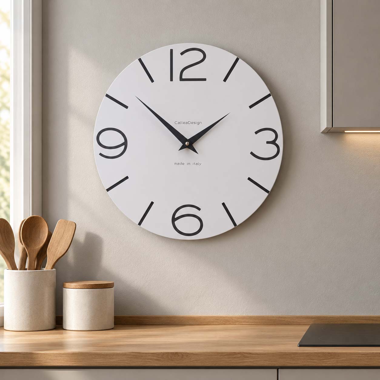 Dettaglio di un orologio da parete in legno con lancette in metallo