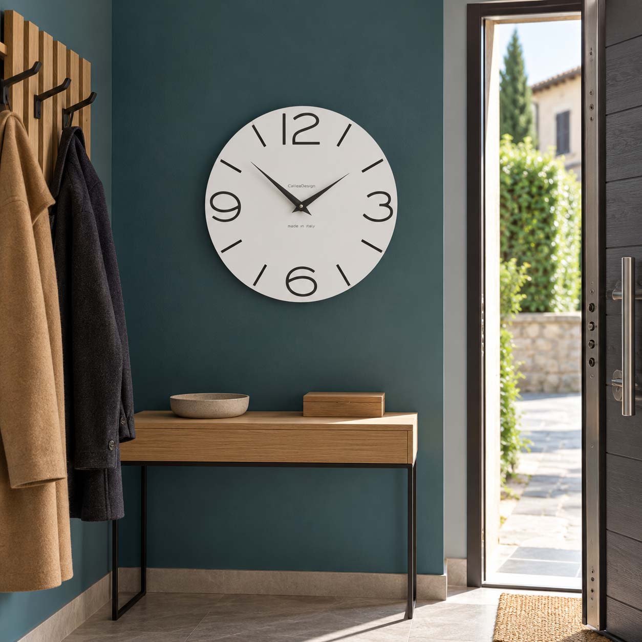 Orologio da parete visibile nell'ingresso anche con la porta aperta