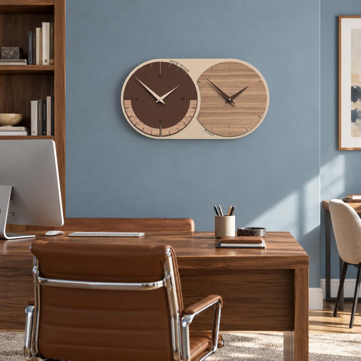 Orologio da parete visibile dalla scrivania in uno studio o ufficio