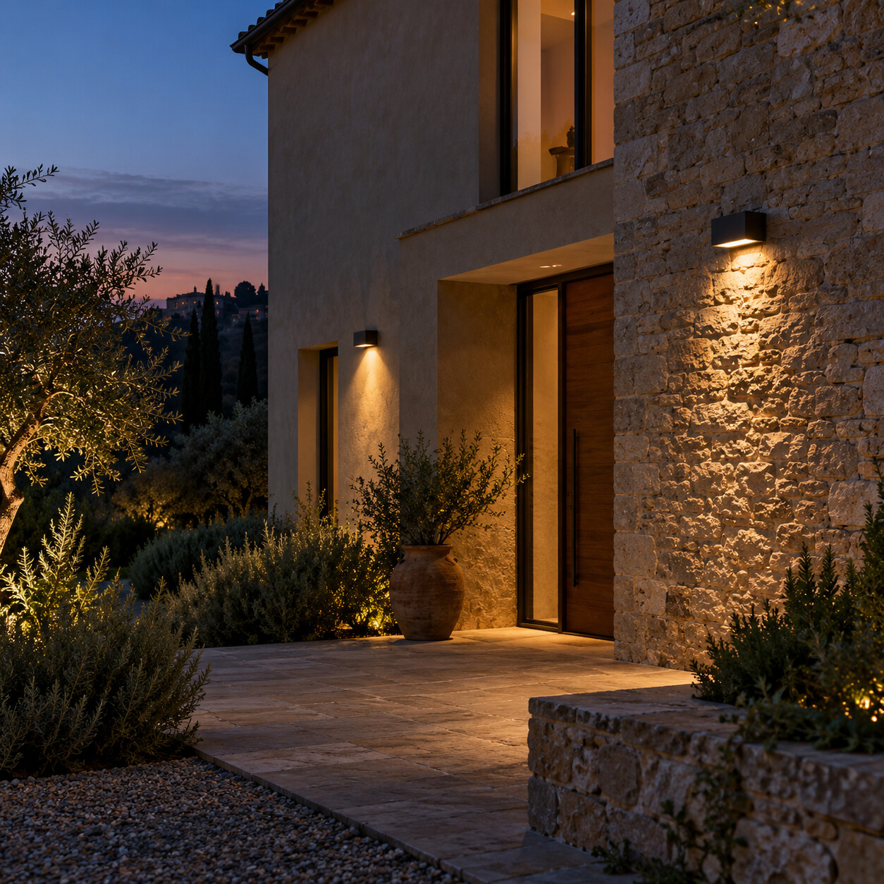 Facciata di una casa valorizzata da luce radente localizzata e schermata