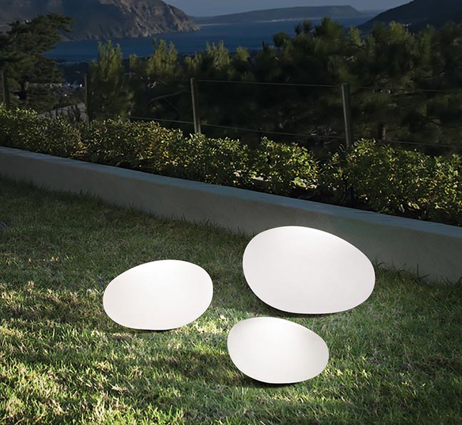 Scopri lampade da terra per giardino