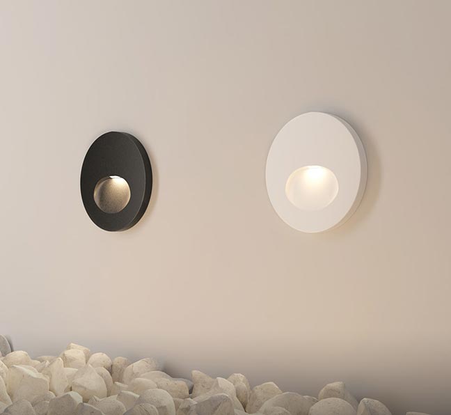 Scopri le luci segnapasso led per scale interne ed esterne