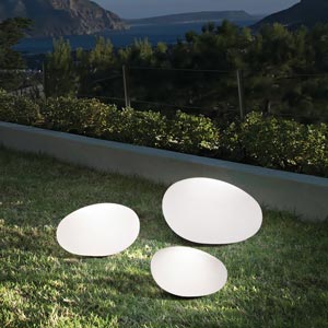 Scopri lampade da terra per giardino